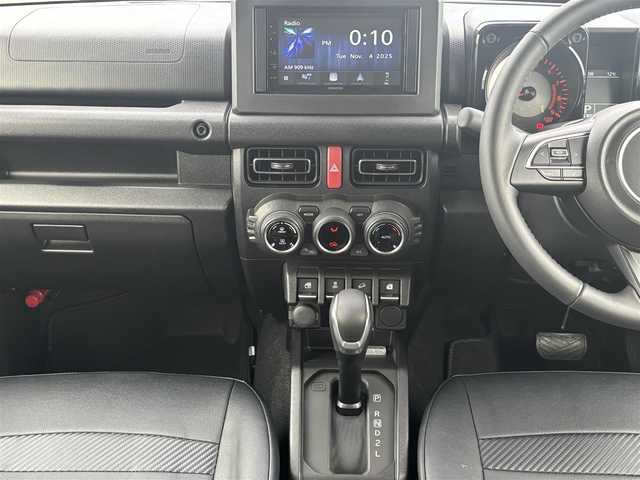 スズキ ジムニー XC 愛知県 2025(令7)年 0.2万km ミディアムグレー /禁煙/ワンオーナー/純正革調シートカバー//CSTマットブラック16インチAW/ホワイトレタータイヤ//ディスプレイオーディオ/CD/BT/USB//AppleCarPlay/AndroidAuto/バックカメラ//前後ドライブレコーダー//革巻きステア/ステアスイッチ//シートヒーター//純正LEDオートライト/オートハイビーム/フォグランプ//ヘッドライトウォッシャー//バニティミラー/電動格納ウィンカーミラー//コーナーセンサー//衝突軽減ブレーキ/LDA/クルーズコントロール//フロアマット//新車時保証書//取扱説明書//スペアスマートキー有