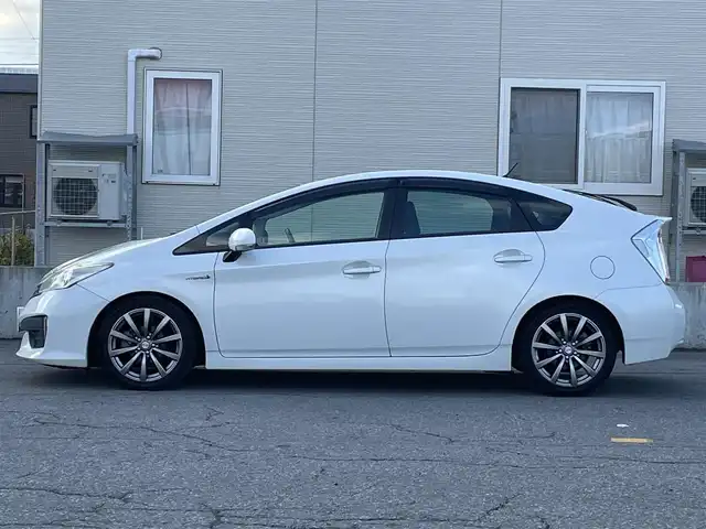 トヨタ プリウス G 青森県 2012(平24)年 5.9万km ホワイトパールクリスタルシャイン ワンオーナー/寒冷地仕様/フォグランプ/社外メモリナビ/・フルセグTV/AM/FM/CD/DVD/D席パワーシート/純正フロアマット/社外Fバンパー(純正積込)/社外マフラー(純正積込)/社外シフトノブ(純正積込)/ETC/クルーズコントロール/横滑り防止機能/オートライト/センターコンソール/社外15AW冬タイヤ積込有/スペアキー/保証書/取扱説明書