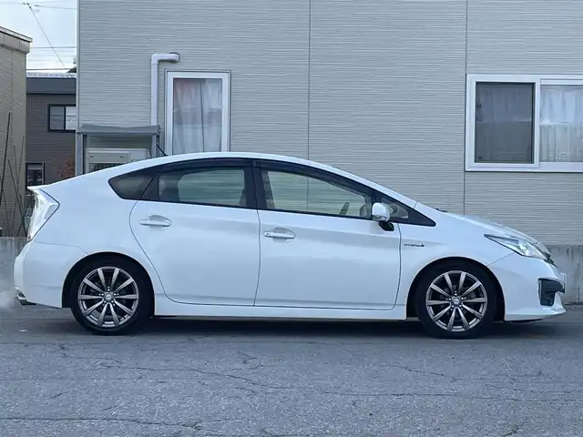 トヨタ プリウス G 青森県 2012(平24)年 5.9万km ホワイトパールクリスタルシャイン ワンオーナー/寒冷地仕様/フォグランプ/社外メモリナビ/・フルセグTV/AM/FM/CD/DVD/D席パワーシート/純正フロアマット/社外Fバンパー(純正積込)/社外マフラー(純正積込)/社外シフトノブ(純正積込)/ETC/クルーズコントロール/横滑り防止機能/オートライト/センターコンソール/社外15AW冬タイヤ積込有/スペアキー/保証書/取扱説明書