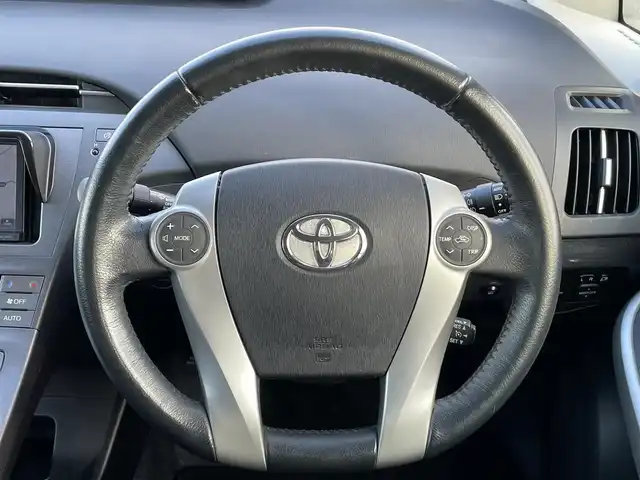 トヨタ プリウス G 青森県 2012(平24)年 5.9万km ホワイトパールクリスタルシャイン ワンオーナー/寒冷地仕様/フォグランプ/社外メモリナビ/・フルセグTV/AM/FM/CD/DVD/D席パワーシート/純正フロアマット/社外Fバンパー(純正積込)/社外マフラー(純正積込)/社外シフトノブ(純正積込)/ETC/クルーズコントロール/横滑り防止機能/オートライト/センターコンソール/社外15AW冬タイヤ積込有/スペアキー/保証書/取扱説明書