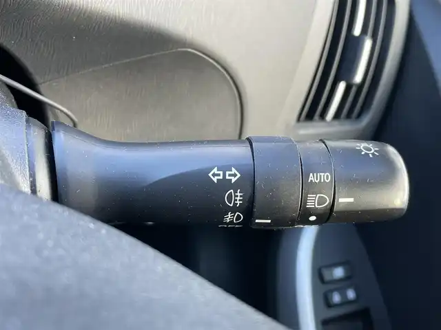 トヨタ プリウス G 青森県 2012(平24)年 5.9万km ホワイトパールクリスタルシャイン ワンオーナー/寒冷地仕様/フォグランプ/社外メモリナビ/・フルセグTV/AM/FM/CD/DVD/D席パワーシート/純正フロアマット/社外Fバンパー(純正積込)/社外マフラー(純正積込)/社外シフトノブ(純正積込)/ETC/クルーズコントロール/横滑り防止機能/オートライト/センターコンソール/社外15AW冬タイヤ積込有/スペアキー/保証書/取扱説明書