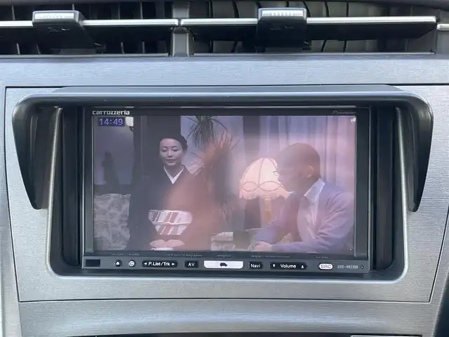 トヨタ プリウス G 青森県 2012(平24)年 5.9万km ホワイトパールクリスタルシャイン ワンオーナー/寒冷地仕様/フォグランプ/社外メモリナビ/・フルセグTV/AM/FM/CD/DVD/D席パワーシート/純正フロアマット/社外Fバンパー(純正積込)/社外マフラー(純正積込)/社外シフトノブ(純正積込)/ETC/クルーズコントロール/横滑り防止機能/オートライト/センターコンソール/社外15AW冬タイヤ積込有/スペアキー/保証書/取扱説明書