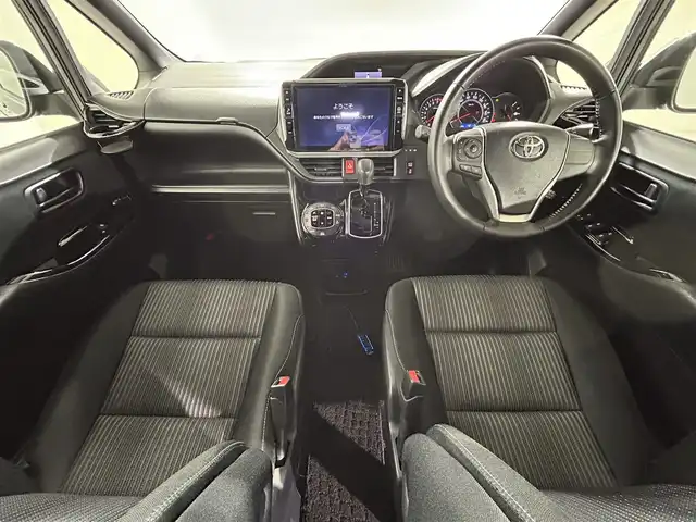 トヨタ ヴォクシー ZS 佐賀県 2017(平29)年 4.3万km ブラック 社外11インチナビ/フルセグ/Bluetooth/CD/DVD/社外12.8インチフリップダウンモニター/バックカメラ/両側パワースライドドア/ビルトインETC/トヨタセーフティーセンス/クルーズコントロール/LEDヘッドライト/フォグランプ/オートライト/オートマチックハイビーム/純正フロアマット/純正16インチアルミホイール