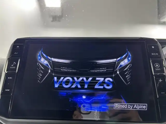 トヨタ ヴォクシー ZS 佐賀県 2017(平29)年 4.3万km ブラック 社外11インチナビ/フルセグ/Bluetooth/CD/DVD/社外12.8インチフリップダウンモニター/バックカメラ/両側パワースライドドア/ビルトインETC/トヨタセーフティーセンス/クルーズコントロール/LEDヘッドライト/フォグランプ/オートライト/オートマチックハイビーム/純正フロアマット/純正16インチアルミホイール