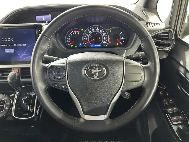 トヨタ ヴォクシー ZS 佐賀県 2017(平29)年 4.3万km ブラック 社外11インチナビ/フルセグ/Bluetooth/CD/DVD/社外12.8インチフリップダウンモニター/バックカメラ/両側パワースライドドア/ビルトインETC/トヨタセーフティーセンス/クルーズコントロール/LEDヘッドライト/フォグランプ/オートライト/オートマチックハイビーム/純正フロアマット/純正16インチアルミホイール