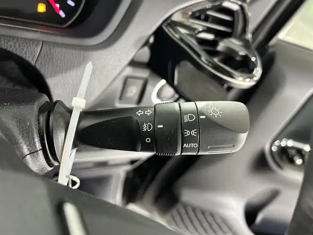 トヨタ ヴォクシー ZS 佐賀県 2017(平29)年 4.3万km ブラック 社外11インチナビ/フルセグ/Bluetooth/CD/DVD/社外12.8インチフリップダウンモニター/バックカメラ/両側パワースライドドア/ビルトインETC/トヨタセーフティーセンス/クルーズコントロール/LEDヘッドライト/フォグランプ/オートライト/オートマチックハイビーム/純正フロアマット/純正16インチアルミホイール