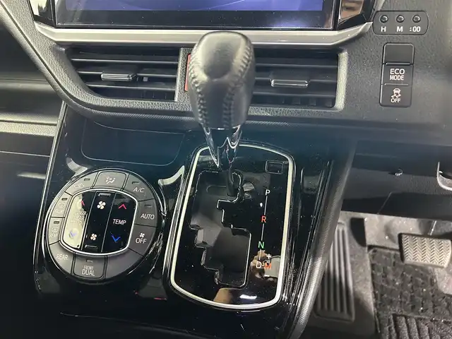 トヨタ ヴォクシー ZS 佐賀県 2017(平29)年 4.3万km ブラック 社外11インチナビ/フルセグ/Bluetooth/CD/DVD/社外12.8インチフリップダウンモニター/バックカメラ/両側パワースライドドア/ビルトインETC/トヨタセーフティーセンス/クルーズコントロール/LEDヘッドライト/フォグランプ/オートライト/オートマチックハイビーム/純正フロアマット/純正16インチアルミホイール