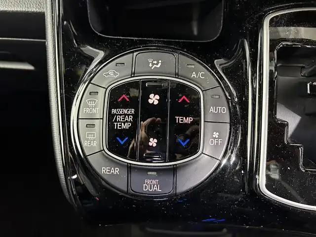 トヨタ ヴォクシー ZS 佐賀県 2017(平29)年 4.3万km ブラック 社外11インチナビ/フルセグ/Bluetooth/CD/DVD/社外12.8インチフリップダウンモニター/バックカメラ/両側パワースライドドア/ビルトインETC/トヨタセーフティーセンス/クルーズコントロール/LEDヘッドライト/フォグランプ/オートライト/オートマチックハイビーム/純正フロアマット/純正16インチアルミホイール