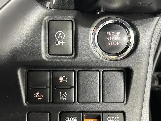 トヨタ ヴォクシー ZS 佐賀県 2017(平29)年 4.3万km ブラック 社外11インチナビ/フルセグ/Bluetooth/CD/DVD/社外12.8インチフリップダウンモニター/バックカメラ/両側パワースライドドア/ビルトインETC/トヨタセーフティーセンス/クルーズコントロール/LEDヘッドライト/フォグランプ/オートライト/オートマチックハイビーム/純正フロアマット/純正16インチアルミホイール