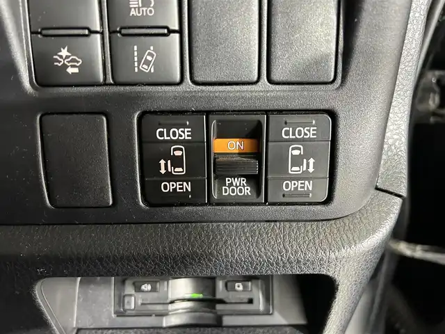 トヨタ ヴォクシー ZS 佐賀県 2017(平29)年 4.3万km ブラック 社外11インチナビ/フルセグ/Bluetooth/CD/DVD/社外12.8インチフリップダウンモニター/バックカメラ/両側パワースライドドア/ビルトインETC/トヨタセーフティーセンス/クルーズコントロール/LEDヘッドライト/フォグランプ/オートライト/オートマチックハイビーム/純正フロアマット/純正16インチアルミホイール