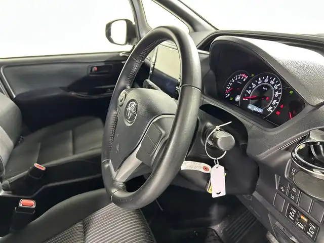 トヨタ ヴォクシー ZS 佐賀県 2017(平29)年 4.3万km ブラック 社外11インチナビ/フルセグ/Bluetooth/CD/DVD/社外12.8インチフリップダウンモニター/バックカメラ/両側パワースライドドア/ビルトインETC/トヨタセーフティーセンス/クルーズコントロール/LEDヘッドライト/フォグランプ/オートライト/オートマチックハイビーム/純正フロアマット/純正16インチアルミホイール