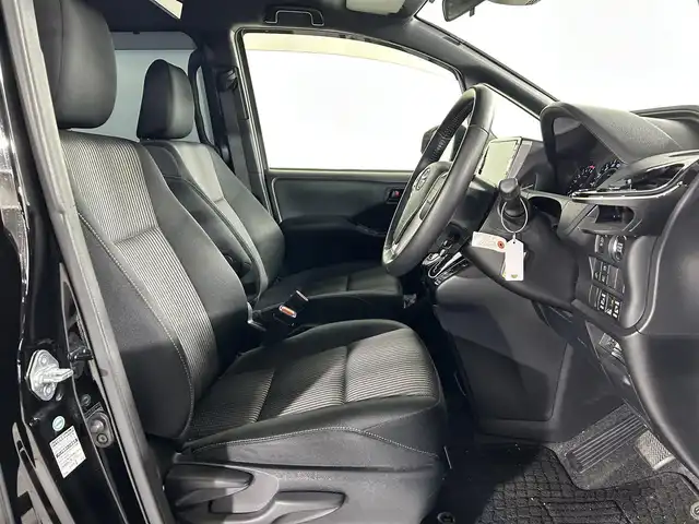 トヨタ ヴォクシー ZS 佐賀県 2017(平29)年 4.3万km ブラック 社外11インチナビ/フルセグ/Bluetooth/CD/DVD/社外12.8インチフリップダウンモニター/バックカメラ/両側パワースライドドア/ビルトインETC/トヨタセーフティーセンス/クルーズコントロール/LEDヘッドライト/フォグランプ/オートライト/オートマチックハイビーム/純正フロアマット/純正16インチアルミホイール