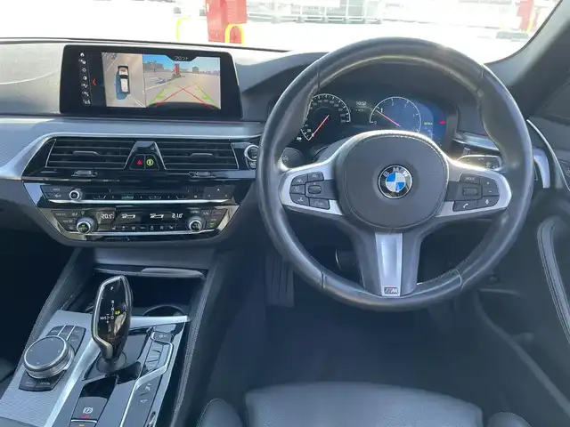 ＢＭＷ ５２３ｄ xDriveツーリング Mスピリット 東京都 2020(令2)年 9.3万km アルピンホワイトⅢ ワンオーナー/4WD/純正ナビ（CD/DVD/HDD/地デジTV）/純正１８インチアルミ/黒皮シート/パワーシート/パワーバックドア/シートヒーター/純正ドライブレコーダー/ETC/アイドリングストップ/アクティブクルーズコントロール/ルーフレール/スペアキー１本/保証書・取説