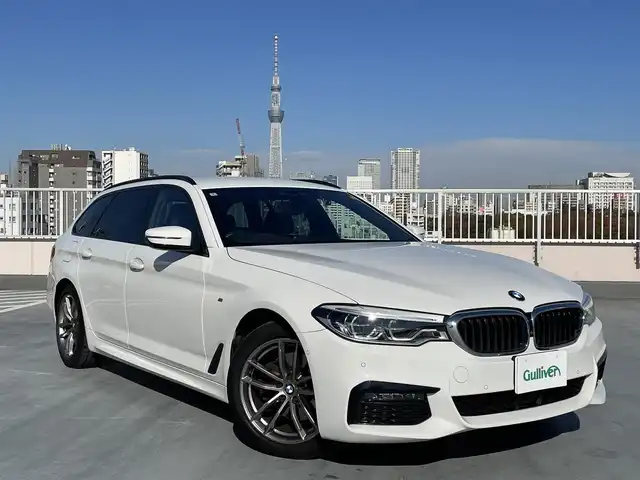 ＢＭＷ ５２３ｄ xDriveツーリング Mスピリット 東京都 2020(令2)年 9.3万km アルピンホワイトⅢ ワンオーナー/4WD/純正ナビ（CD/DVD/HDD/地デジTV）/純正１８インチアルミ/黒皮シート/パワーシート/パワーバックドア/シートヒーター/純正ドライブレコーダー/ETC/アイドリングストップ/アクティブクルーズコントロール/ルーフレール/スペアキー１本/保証書・取説