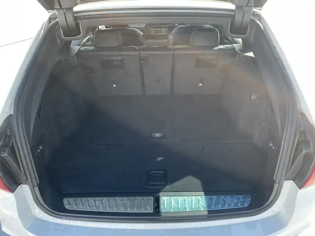 ＢＭＷ ５２３ｄ xDriveツーリング Mスピリット 東京都 2020(令2)年 9.3万km アルピンホワイトⅢ ワンオーナー/4WD/純正ナビ（CD/DVD/HDD/地デジTV）/純正１８インチアルミ/黒皮シート/パワーシート/パワーバックドア/シートヒーター/純正ドライブレコーダー/ETC/アイドリングストップ/アクティブクルーズコントロール/ルーフレール/スペアキー１本/保証書・取説