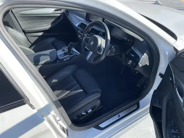 ＢＭＷ ５２３ｄ xDriveツーリング Mスピリット 東京都 2020(令2)年 9.3万km アルピンホワイトⅢ ワンオーナー/4WD/純正ナビ（CD/DVD/HDD/地デジTV）/純正１８インチアルミ/黒皮シート/パワーシート/パワーバックドア/シートヒーター/純正ドライブレコーダー/ETC/アイドリングストップ/アクティブクルーズコントロール/ルーフレール/スペアキー１本/保証書・取説