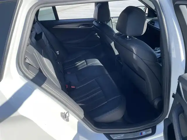 ＢＭＷ ５２３ｄ xDriveツーリング Mスピリット 東京都 2020(令2)年 9.3万km アルピンホワイトⅢ ワンオーナー/4WD/純正ナビ（CD/DVD/HDD/地デジTV）/純正１８インチアルミ/黒皮シート/パワーシート/パワーバックドア/シートヒーター/純正ドライブレコーダー/ETC/アイドリングストップ/アクティブクルーズコントロール/ルーフレール/スペアキー１本/保証書・取説