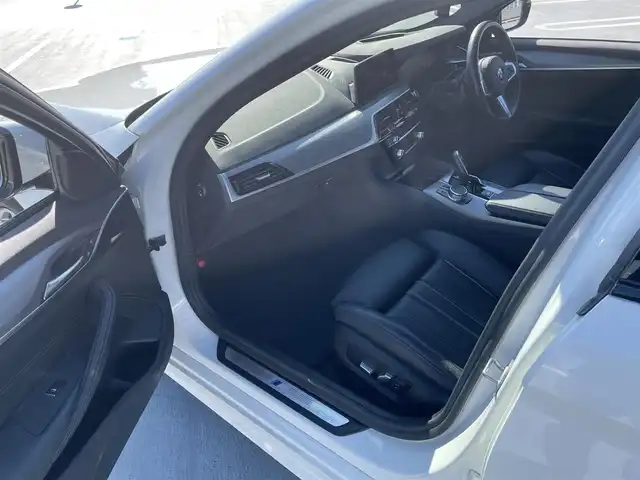 ＢＭＷ ５２３ｄ xDriveツーリング Mスピリット 東京都 2020(令2)年 9.3万km アルピンホワイトⅢ ワンオーナー/4WD/純正ナビ（CD/DVD/HDD/地デジTV）/純正１８インチアルミ/黒皮シート/パワーシート/パワーバックドア/シートヒーター/純正ドライブレコーダー/ETC/アイドリングストップ/アクティブクルーズコントロール/ルーフレール/スペアキー１本/保証書・取説