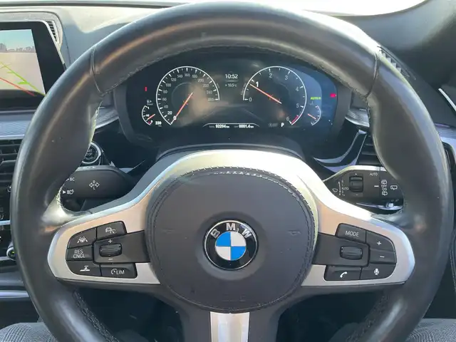 ＢＭＷ ５２３ｄ xDriveツーリング Mスピリット 東京都 2020(令2)年 9.3万km アルピンホワイトⅢ ワンオーナー/4WD/純正ナビ（CD/DVD/HDD/地デジTV）/純正１８インチアルミ/黒皮シート/パワーシート/パワーバックドア/シートヒーター/純正ドライブレコーダー/ETC/アイドリングストップ/アクティブクルーズコントロール/ルーフレール/スペアキー１本/保証書・取説