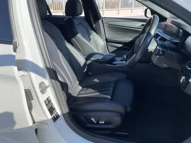 ＢＭＷ ５２３ｄ xDriveツーリング Mスピリット 東京都 2020(令2)年 9.3万km アルピンホワイトⅢ ワンオーナー/4WD/純正ナビ（CD/DVD/HDD/地デジTV）/純正１８インチアルミ/黒皮シート/パワーシート/パワーバックドア/シートヒーター/純正ドライブレコーダー/ETC/アイドリングストップ/アクティブクルーズコントロール/ルーフレール/スペアキー１本/保証書・取説