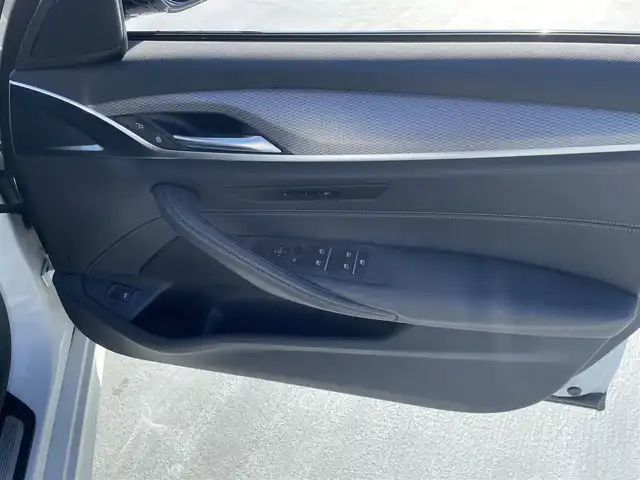 ＢＭＷ ５２３ｄ xDriveツーリング Mスピリット 東京都 2020(令2)年 9.3万km アルピンホワイトⅢ ワンオーナー/4WD/純正ナビ（CD/DVD/HDD/地デジTV）/純正１８インチアルミ/黒皮シート/パワーシート/パワーバックドア/シートヒーター/純正ドライブレコーダー/ETC/アイドリングストップ/アクティブクルーズコントロール/ルーフレール/スペアキー１本/保証書・取説