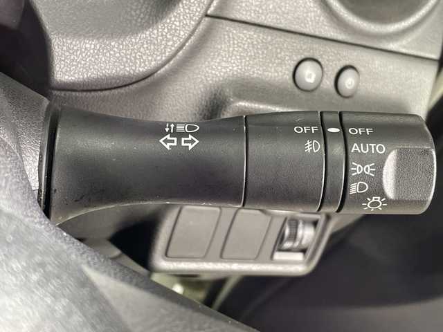 日産 ノート メダリスト 神奈川県 2012(平24)年 3.4万km ブリリアントホワイトパール 純正7インチナビ/アラウンドビューモニター/ハーフレザーシート/アイドリングストップ/オートエアコン/アームレスト/フォグランプ/オートライト/電動格納ミラー/純正14インチAW/プッシュスタート/スマートキー/フロアマット