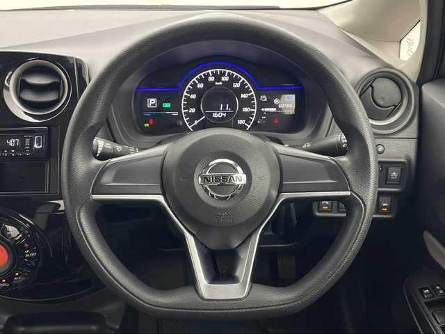 日産 ノート e－パワー X FOUR 秋田県 2020(令2)年 6.1万km ダークメタルグレー 4WD/KENWOODオーディオ　/CD/AM/AUX/衝突被害軽減ブレーキ　/レーンキープアシスト　/横滑り防止装置　/車両接近通報装置　/前後クリアランスソナー　/ETC　/スペアキー　/プッシュスタート　/フロアマット　/純正アルミホイールキャップ/ハロゲンライト/オートライト/電動格納ミラー