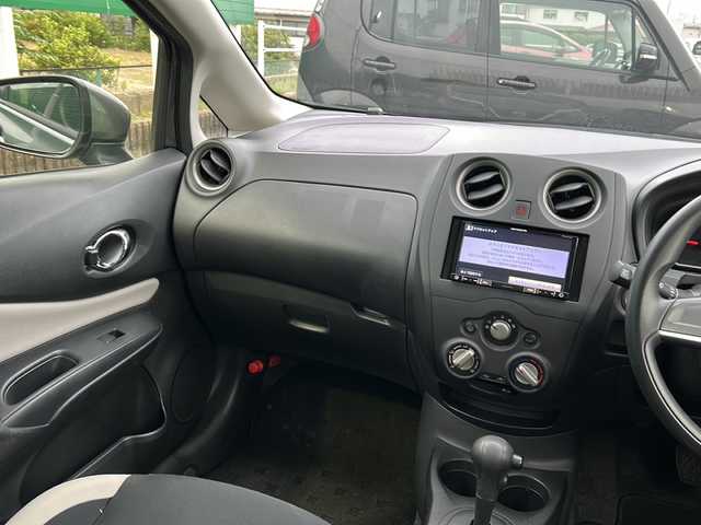 日産 ノート X 茨城県 2019(平31)年 7.1万km ダークメタルグレー 7インチ社外ナビ/AM/FM/CD/SD/BT/iPod/バックカメラ/アイドリングストップ/横滑り防止機能/前後コーナーセンサー/レーンキープアシスト/衝突被害軽減システム/LEDオートライト/USBポート/スマートキー/プッシュスタート/ETC