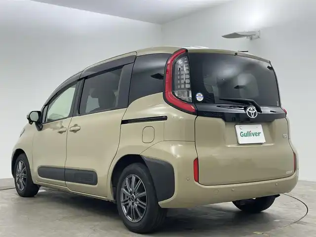トヨタ シエンタ ハイブリッド Z 岡山県 2023(令5)年 2.7万km ベージュ 純正8インチデイスプレイオーディオ/（AMFM/BT/フルセグTV/CarPlay）/バックカメラ/ステアリングスイッチ/ビルトインETC2.0/両側パワースライドドア/100V電源/ステアリングスイッチ/スマートキー/LEDライト/オートライト/オートハイビーム/コーナーセンサー/トヨタセーフティセンス/新車保証書/スペアキー×1