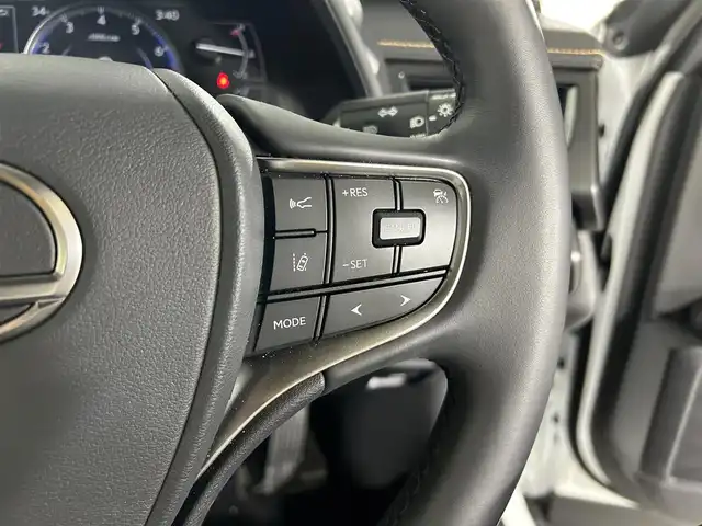 レクサス ＵＸ 200 佐賀県 2023(令5)年 0.8万km ソニッククォーツ 純正12.3インチナビ/AM/FM/USB/Bluetooth/フルセグTV/レクサスセーフティシステム/レーダークルーズコントロール/レーンキープアシスト/バックカメラ/ビルトインETC2.0/前後コーナーセンサー/前後ドライブレコーダー/MTモード付/純正フロアマット/LEDヘッドライト/ドアミラーヒーター/スマートキー/純正17インチアルミホイール