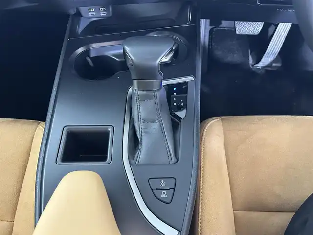 レクサス ＵＸ 200 佐賀県 2023(令5)年 0.8万km ソニッククォーツ 純正12.3インチナビ/AM/FM/USB/Bluetooth/フルセグTV/レクサスセーフティシステム/レーダークルーズコントロール/レーンキープアシスト/バックカメラ/ビルトインETC2.0/前後コーナーセンサー/前後ドライブレコーダー/MTモード付/純正フロアマット/LEDヘッドライト/ドアミラーヒーター/スマートキー/純正17インチアルミホイール