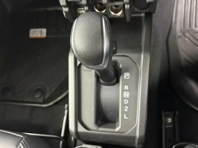 スズキ ジムニー シエラ JC 埼玉県 2024(令6)年 1.3万km ミディアムグレー ４WD/デュアルセンサーブレーキサポート/レーダークルーズコントロール/レーンキープアシスト/横滑り防止装置/盗難防止装置/ダウンヒルアシストコントロール/コーナーセンサー/衝突軽減システム/オートライト/LEDヘッドライト/純正15インチアルミホイール/ETC/プッシュスタート/スマートキー