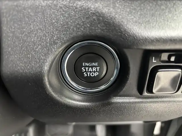 スズキ ジムニー シエラ JC 埼玉県 2024(令6)年 1.3万km ミディアムグレー ４WD/デュアルセンサーブレーキサポート/レーダークルーズコントロール/レーンキープアシスト/横滑り防止装置/盗難防止装置/ダウンヒルアシストコントロール/コーナーセンサー/衝突軽減システム/オートライト/LEDヘッドライト/純正15インチアルミホイール/ETC/プッシュスタート/スマートキー