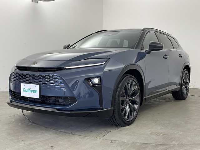 トヨタ クラウン エステート Z 兵庫県 2025(令7)年 0.1千km グレーⅡ ・登録済未使用車/・Toyota　Safety　Sense/・プリクラッシュセーフティ/・レーンチェンジアシスト/・レーントレーシングアシスト/・レーンディパチャーアラート/・レーダークルーズコントロール/・アダプティブハイビームアシスト/・ロードサインアシスト/・ブラインドスポットモニター/・トヨタチームメイト/・12.3インチディスプレイオーディオplus/フルセグ/USB/Apple CarPlay/Android Auto/・トヨタプレミアムサウンドシステム/・パノラミックビューモニター/・ビルトインETC2.0/・本革シート/・左右パワーシート/・左右シートヒーター/・左右エアシート/・ハンズフリーパワーバックドア/・カラードヘッドアップディスプレイ/・デジタルインナーミラー/・ドライブレコーダー（前後）/・ルーフレール/・おくだけ充電/・イルミネーテッドエントリーシステム/・スマートキー/・LEDライト
