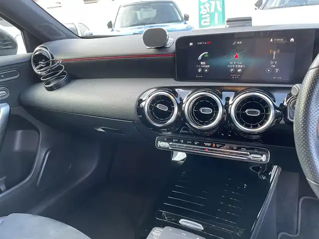メルセデス・ベンツ Ｍ・ベンツ Ａ２００ｄ AMGライン 大分県 2021(令3)年 4.6万km コスモスブラック ハーフレザーシート/メーカーOPナビ 【フルセグ/BTオーディオ/USB】/バックカメラ/純正18インチアルミホイール/レーダークルーズコントロール/レーンキープアシスト/アクティブブレーキアシスト/道路標識アシスト/アテンションアシスト/ブラインドスポットモニター/レーンチェンジアシスト/電動パーキングブレーキ/クリアランスソナー/ドライブレコーダー/充電用CタイプUSBソケット/前席シートヒーター/前席パワーシート/LEDヘッドライト/リアフォグランプ/オートライト/ウインカーミラー/レザーステアリング/チルトステアリング/エンジンプッシュスタート/アイドリングストップ/リアプライバシーガラス/フロアマット/電動格納ミラー/サイド＆Wエアバッグ/ABS/スマートキー×2/保証書/車両取説