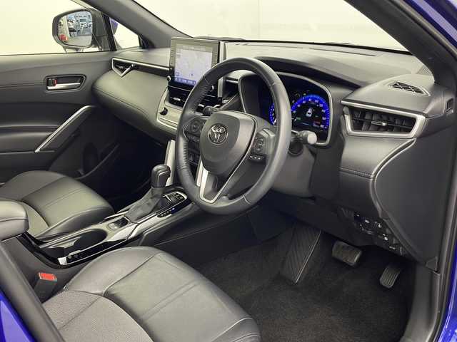 トヨタ カローラ クロス ハイブリッド Z 栃木県 2021(令3)年 2万km ダークブルーマイカM ９型純正ディスプレイオーディオ/　　ナビ/Bluetooth/AM/FM/フルセグTV/バックカメラ/ビルトインETC/トヨタセーフティセンス/・プリクラッシュセーフティ/・レーントレーシングアシスト/・レーンディパーチャーアラート/・ロードサインアシスト/・レーダークルーズコントロール/・オートマチックハイビーム/・先行車発進アラーム/パーキングサポートブレーキ/ブラインド・スポット・モニター/リア・クロス・トラフィック・アラート/純正ドライブレコーダー/パワーバックドア/ハーフレザーシート/運転席パワーシート/前席シートヒーター/純正１８インチAW/純正ドアバイザー/オートライト/LEDヘッドライト/LEDフォグ/電子パーキング/ブレーキホールド/プッシュスタート/スマートキー/スペア１本