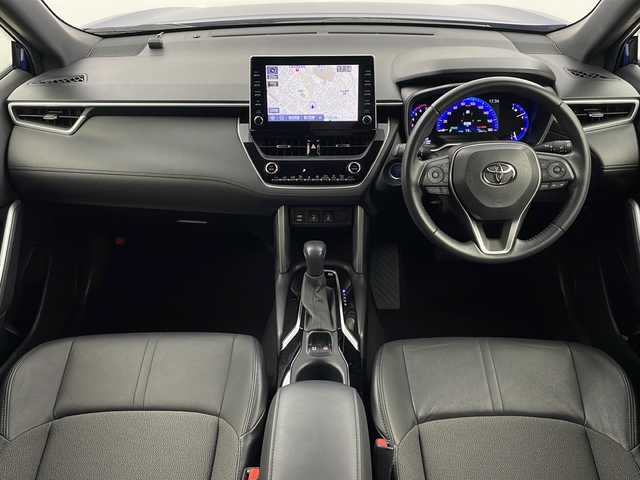 トヨタ カローラ クロス ハイブリッド Z 栃木県 2021(令3)年 2万km ダークブルーマイカM ９型純正ディスプレイオーディオ/　　ナビ/Bluetooth/AM/FM/フルセグTV/バックカメラ/ビルトインETC/トヨタセーフティセンス/・プリクラッシュセーフティ/・レーントレーシングアシスト/・レーンディパーチャーアラート/・ロードサインアシスト/・レーダークルーズコントロール/・オートマチックハイビーム/・先行車発進アラーム/パーキングサポートブレーキ/ブラインド・スポット・モニター/リア・クロス・トラフィック・アラート/純正ドライブレコーダー/パワーバックドア/ハーフレザーシート/運転席パワーシート/前席シートヒーター/純正１８インチAW/純正ドアバイザー/オートライト/LEDヘッドライト/LEDフォグ/電子パーキング/ブレーキホールド/プッシュスタート/スマートキー/スペア１本