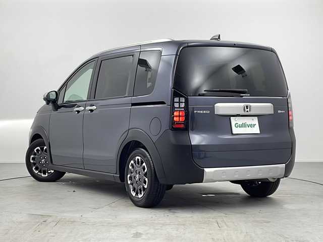 ホンダ フリード ハイブリット e:HEV クロスター 愛知県 2025(令7)年 0.1千km メテオロイドグレーメタリック /R7年10月登録済未使用車//純正HondaCONNECTナビ(LXM-242ZFNI)//フルセグTV・AMFM・Bluetooth・USB//AppleCarPlay・AndroidAuto//バックカメラ//HondaSENSING//前後パーキングセンサー//ブラインドスポットインフォメーション//オートハイビーム//フルLEDヘッドライト//オートライト//フロントフォグランプ//ルーフレール//両側パワースライドドア//後席サンシェード//プライムスムースコンビシート//2列目キャプテンシート//純正15インチアルミホイール//電子パーキングブレーキ//ブレーキホールド//革巻きステアリング//ステアリングスイッチ//プッシュスタート//電動格納ミラー//新車保証書・取扱説明書//スペアキー