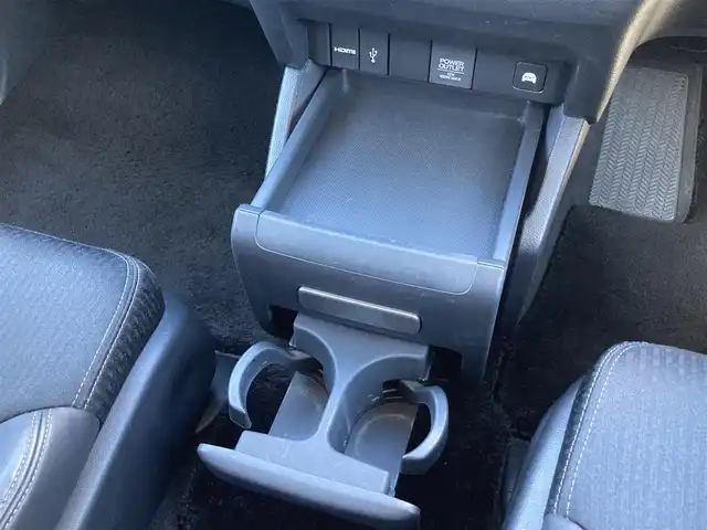 ホンダ オデッセイ ハイブリッド e:HEVアブソルート EX 静岡県 2021(令3)年 10.9万km プラチナホワイトパール Honda　SENSING/純正10インチナビ(VXU-217DYi)/　AM FM CD DVD Bluetooth USB SD AppleCarPlay/フルセグTV/前後方ドライブレコーダー/LEDオートヘッドランプ/レーダークルーズコントロール/シートヒーター(前席)/ハーフレザーシート/パワーバックドア/両側パワースライドドア/前後方クリアランスソナー/純正18インチアルミホイール/100Vソケット/ビルトインETC2.0/アラウンドビューモニター/パワーシート(前席)