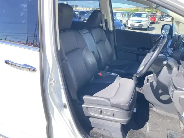 ホンダ オデッセイ ハイブリッド e:HEVアブソルート EX 静岡県 2021(令3)年 10.9万km プラチナホワイトパール Honda　SENSING/純正10インチナビ(VXU-217DYi)/　AM FM CD DVD Bluetooth USB SD AppleCarPlay/フルセグTV/前後方ドライブレコーダー/LEDオートヘッドランプ/レーダークルーズコントロール/シートヒーター(前席)/ハーフレザーシート/パワーバックドア/両側パワースライドドア/前後方クリアランスソナー/純正18インチアルミホイール/100Vソケット/ビルトインETC2.0/アラウンドビューモニター/パワーシート(前席)