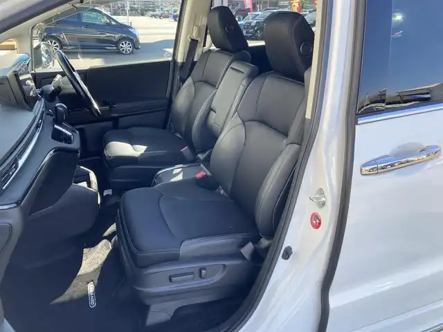 ホンダ オデッセイ ハイブリッド e:HEVアブソルート EX 静岡県 2021(令3)年 10.9万km プラチナホワイトパール Honda　SENSING/純正10インチナビ(VXU-217DYi)/　AM FM CD DVD Bluetooth USB SD AppleCarPlay/フルセグTV/前後方ドライブレコーダー/LEDオートヘッドランプ/レーダークルーズコントロール/シートヒーター(前席)/ハーフレザーシート/パワーバックドア/両側パワースライドドア/前後方クリアランスソナー/純正18インチアルミホイール/100Vソケット/ビルトインETC2.0/アラウンドビューモニター/パワーシート(前席)