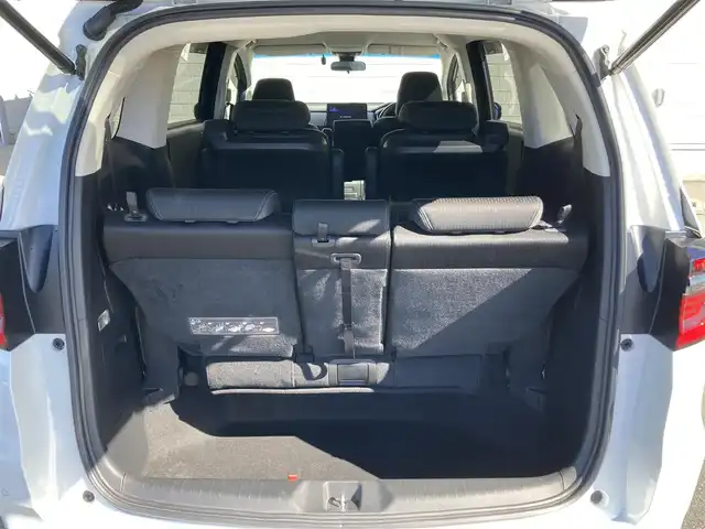 ホンダ オデッセイ ハイブリッド e:HEVアブソルート EX 静岡県 2021(令3)年 10.9万km プラチナホワイトパール Honda　SENSING/純正10インチナビ(VXU-217DYi)/　AM FM CD DVD Bluetooth USB SD AppleCarPlay/フルセグTV/前後方ドライブレコーダー/LEDオートヘッドランプ/レーダークルーズコントロール/シートヒーター(前席)/ハーフレザーシート/パワーバックドア/両側パワースライドドア/前後方クリアランスソナー/純正18インチアルミホイール/100Vソケット/ビルトインETC2.0/アラウンドビューモニター/パワーシート(前席)