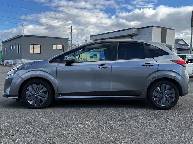 日産 ノート X FOUR 道央・札幌 2023(令5)年 6.9万km ダークメタルグレー ４WD/社外メモリーナビ/AM/FM/BT/衝突被害軽減ブレーキ/横滑り防止装置/クリアランスソナー/バックカメラ/ETC/ドライブレコーダー/アイドリングストップ/EVMODE/前席シートヒーター/革巻きステアリング/ステアリングリモコン/ハンドルヒーター/電動パーキング/オートブレーキホールド/プッシュスタート/スマートキー/ハロゲンヘッドライト/オートライト/ヘッドライトレベライザー/電動格納ミラー/ウィンカーミラー/社外フロアマット/スペアキー