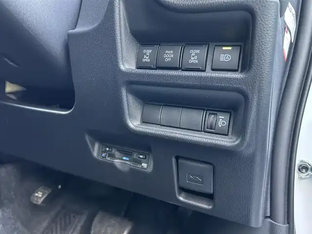 トヨタ シエンタ ハイブリッド G 千葉県 2024(令6)年 1.1万km プラチナホワイトパールマイカ 純正ディスプレイオーディオ(BT/ナビ)/両側パワースライド/スペアキー1本/USBポート/AC100Vコンセント2か所/コーナーセンサー/パノラミックビューモニター/レーダークルーズコントロール/プリクラッシュセーフティー/ステアリングスイッチ/レーンディパーチャーアラート/ブラインドスポットモニター/オートハイビーム/ビルトインETC/フロアマット