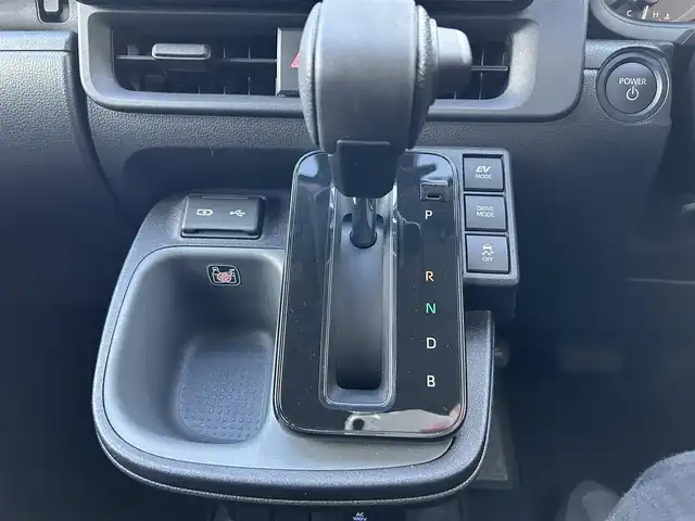 トヨタ シエンタ ハイブリッド G 千葉県 2024(令6)年 1.1万km プラチナホワイトパールマイカ 純正ディスプレイオーディオ(BT/ナビ)/両側パワースライド/スペアキー1本/USBポート/AC100Vコンセント2か所/コーナーセンサー/パノラミックビューモニター/レーダークルーズコントロール/プリクラッシュセーフティー/ステアリングスイッチ/レーンディパーチャーアラート/ブラインドスポットモニター/オートハイビーム/ビルトインETC/フロアマット