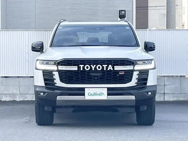 トヨタ ランドクルーザー GRスポーツ 栃木県 2023(令5)年 1万km プレシャスホワイトパール 寒冷地仕様/ルーフレール(ブラック)/クールボックス/チルト&スライド電動ムーンルーフ/リヤシートエンターテインメントシステム/JBLプレミアムサウンドシステム/12.3インチT-Connectナビゲーションシステム/・地デジ(フルセグ)/・Bluetooth/・Apple CarPlay/Android Auto/・Blu-ray/DVD/CD/SD/USB/ToyotaSafetySense/・プリクラッシュセーフティ(歩行者［昼夜］・自転車運転者［昼］/検知機能付衝突回避支援タイプ/ミリ波レーダー+単眼カメラ方式)/・レーントレーシングアシスト［LTA］/・レーンディパーチャーアラート（ヨーアシスト機能付）［LDA］ /・ドライバー異常時対応システム/・レーダークルーズコントロール(全車速追従機能付)/・ロードサインアシスト［RSA］/・アダプティブハイビームシステム［AHS］/・オートマチックハイビーム［AHB］/ブラインドスポットモニター(後方車両への接近警報・停車時警報機能付)［BSM］/パーキングサポートブレーキ(前後方静止物/後方接近車両/後方歩行者)/パノラミックビューモニター/マルチテレインモニター/電動デフロック(フロント・リア)/本革シート(GR専用ブラック)
