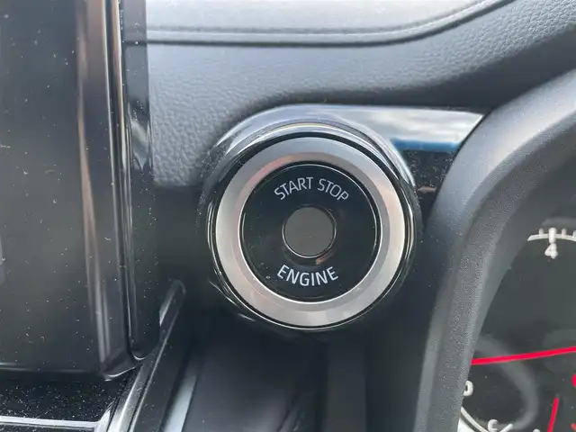 トヨタ ランドクルーザー GRスポーツ 栃木県 2023(令5)年 1万km プレシャスホワイトパール 寒冷地仕様/ルーフレール(ブラック)/クールボックス/チルト&スライド電動ムーンルーフ/リヤシートエンターテインメントシステム/JBLプレミアムサウンドシステム/12.3インチT-Connectナビゲーションシステム/・地デジ(フルセグ)/・Bluetooth/・Apple CarPlay/Android Auto/・Blu-ray/DVD/CD/SD/USB/ToyotaSafetySense/・プリクラッシュセーフティ(歩行者［昼夜］・自転車運転者［昼］/検知機能付衝突回避支援タイプ/ミリ波レーダー+単眼カメラ方式)/・レーントレーシングアシスト［LTA］/・レーンディパーチャーアラート（ヨーアシスト機能付）［LDA］ /・ドライバー異常時対応システム/・レーダークルーズコントロール(全車速追従機能付)/・ロードサインアシスト［RSA］/・アダプティブハイビームシステム［AHS］/・オートマチックハイビーム［AHB］/ブラインドスポットモニター(後方車両への接近警報・停車時警報機能付)［BSM］/パーキングサポートブレーキ(前後方静止物/後方接近車両/後方歩行者)/パノラミックビューモニター/マルチテレインモニター/電動デフロック(フロント・リア)/本革シート(GR専用ブラック)