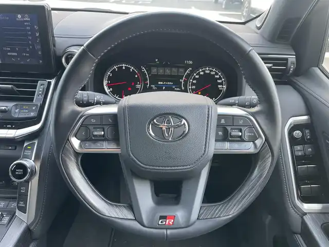 トヨタ ランドクルーザー GRスポーツ 栃木県 2023(令5)年 1万km プレシャスホワイトパール 寒冷地仕様/ルーフレール(ブラック)/クールボックス/チルト&スライド電動ムーンルーフ/リヤシートエンターテインメントシステム/JBLプレミアムサウンドシステム/12.3インチT-Connectナビゲーションシステム/・地デジ(フルセグ)/・Bluetooth/・Apple CarPlay/Android Auto/・Blu-ray/DVD/CD/SD/USB/ToyotaSafetySense/・プリクラッシュセーフティ(歩行者［昼夜］・自転車運転者［昼］/検知機能付衝突回避支援タイプ/ミリ波レーダー+単眼カメラ方式)/・レーントレーシングアシスト［LTA］/・レーンディパーチャーアラート（ヨーアシスト機能付）［LDA］ /・ドライバー異常時対応システム/・レーダークルーズコントロール(全車速追従機能付)/・ロードサインアシスト［RSA］/・アダプティブハイビームシステム［AHS］/・オートマチックハイビーム［AHB］/ブラインドスポットモニター(後方車両への接近警報・停車時警報機能付)［BSM］/パーキングサポートブレーキ(前後方静止物/後方接近車両/後方歩行者)/パノラミックビューモニター/マルチテレインモニター/電動デフロック(フロント・リア)/本革シート(GR専用ブラック)