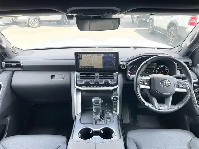 トヨタ ランドクルーザー GRスポーツ 栃木県 2023(令5)年 1万km プレシャスホワイトパール 寒冷地仕様/ルーフレール(ブラック)/クールボックス/チルト&スライド電動ムーンルーフ/リヤシートエンターテインメントシステム/JBLプレミアムサウンドシステム/12.3インチT-Connectナビゲーションシステム/・地デジ(フルセグ)/・Bluetooth/・Apple CarPlay/Android Auto/・Blu-ray/DVD/CD/SD/USB/ToyotaSafetySense/・プリクラッシュセーフティ(歩行者［昼夜］・自転車運転者［昼］/検知機能付衝突回避支援タイプ/ミリ波レーダー+単眼カメラ方式)/・レーントレーシングアシスト［LTA］/・レーンディパーチャーアラート（ヨーアシスト機能付）［LDA］ /・ドライバー異常時対応システム/・レーダークルーズコントロール(全車速追従機能付)/・ロードサインアシスト［RSA］/・アダプティブハイビームシステム［AHS］/・オートマチックハイビーム［AHB］/ブラインドスポットモニター(後方車両への接近警報・停車時警報機能付)［BSM］/パーキングサポートブレーキ(前後方静止物/後方接近車両/後方歩行者)/パノラミックビューモニター/マルチテレインモニター/電動デフロック(フロント・リア)/本革シート(GR専用ブラック)