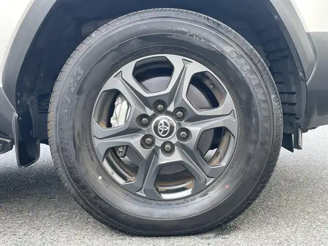 トヨタ ランドクルーザー GRスポーツ 栃木県 2023(令5)年 1万km プレシャスホワイトパール 寒冷地仕様/ルーフレール(ブラック)/クールボックス/チルト&スライド電動ムーンルーフ/リヤシートエンターテインメントシステム/JBLプレミアムサウンドシステム/12.3インチT-Connectナビゲーションシステム/・地デジ(フルセグ)/・Bluetooth/・Apple CarPlay/Android Auto/・Blu-ray/DVD/CD/SD/USB/ToyotaSafetySense/・プリクラッシュセーフティ(歩行者［昼夜］・自転車運転者［昼］/検知機能付衝突回避支援タイプ/ミリ波レーダー+単眼カメラ方式)/・レーントレーシングアシスト［LTA］/・レーンディパーチャーアラート（ヨーアシスト機能付）［LDA］ /・ドライバー異常時対応システム/・レーダークルーズコントロール(全車速追従機能付)/・ロードサインアシスト［RSA］/・アダプティブハイビームシステム［AHS］/・オートマチックハイビーム［AHB］/ブラインドスポットモニター(後方車両への接近警報・停車時警報機能付)［BSM］/パーキングサポートブレーキ(前後方静止物/後方接近車両/後方歩行者)/パノラミックビューモニター/マルチテレインモニター/電動デフロック(フロント・リア)/本革シート(GR専用ブラック)